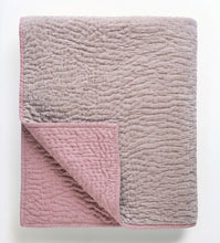 Charger l'image dans la visionneuse de la galerie, Couverture réversible en velours rose poudré
