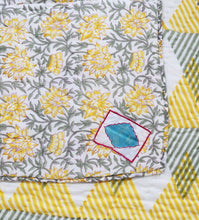 Charger l'image dans la visionneuse de la galerie, Couverture réversible SUNNIE CHINTZ
