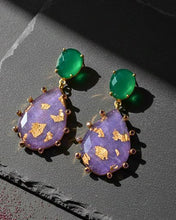 Charger l'image dans la visionneuse de la galerie, .925er Sterlingsilber mit 18K Vergoldung
Natursteine: Grüner Onyx, Mojave-Lila +&nbsp;Kristall-Doublet, kleine Mystic Topas-Steine
Länge: 6 cm
