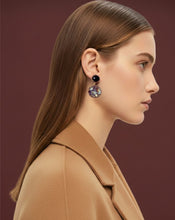 Bild in Galerie-Viewer laden, AVA Ohrringe
Ein beeindruckendes Statement-Stück: Diese wunderschönen Hängeohrringe.
