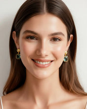 Bild in Galerie-Viewer laden, Die IZARE Tropfenohrringe bezaubern mit ihren sanften Grünen Amethyst-Tropfen und einem kleinen, funkelnden Weissen Topas im Stecker mit gebürstetem Goldeffekt.
