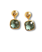 Bild in Galerie-Viewer laden, Die IZARE Tropfenohrringe bezaubern mit ihren sanften Grünen Amethyst-Tropfen und einem kleinen, funkelnden Weissen Topas im Stecker mit gebürstetem Goldeffekt.
