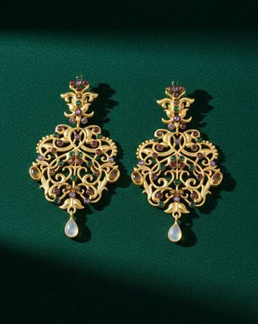 JHIJA Ohrringe sind eine Hommage an die prachtvolle Juwelierkunst der Maratha-Königinnen, kunstvoll neu interpretiert für den modernen Stil. 925er Sterlingsilber mit 18K 