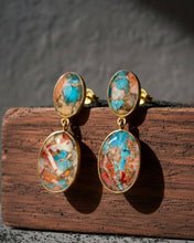 Bild in Galerie-Viewer laden, Füge deinem Look einen Farbtupfer hinzu mit den KANDIE Ohrringen!&nbsp;Ob für den Alltag oder für besondere Anlässe, die KANDIE Ohrringe sind vielseitig genug, um jedes Outfit zu vervollständigen.
