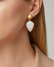 Bild in Galerie-Viewer laden, 925er Sterlingsilber mit 18K Vergoldung. Mondstein. Ohrringe bezaubern durch die ätherische Sanftheit des Mondsteins und präsentieren einen klassischen Stil, der sich mühelos mit vielen Outfits kombinieren lässt. Gold Effekt
