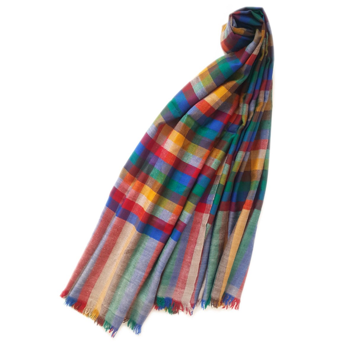 NIKKEI Pashmina-Schal mit bunten Karos, locker geknotet und mit kurzen Fransen vor weissem Hintergrund.