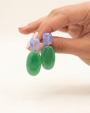 Charger l'image dans la visionneuse de la galerie, ALMA Ohrring mit lavendelfarbenem Chalcedon-Stecker und ovalem grünem Chalcedon-Anhänger am Ohr bei offenem blondem Haar.
