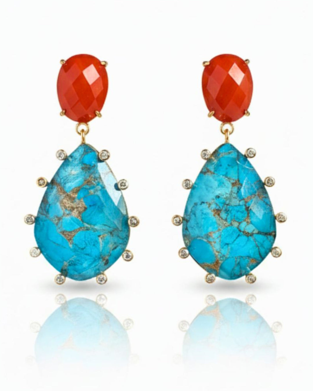 AMARI Ohrringpaar mit orangefarbenem Chalcedon, Türkis-Kristall-Doubletten und Topas-Akzenten auf spiegelndem Untergrund.