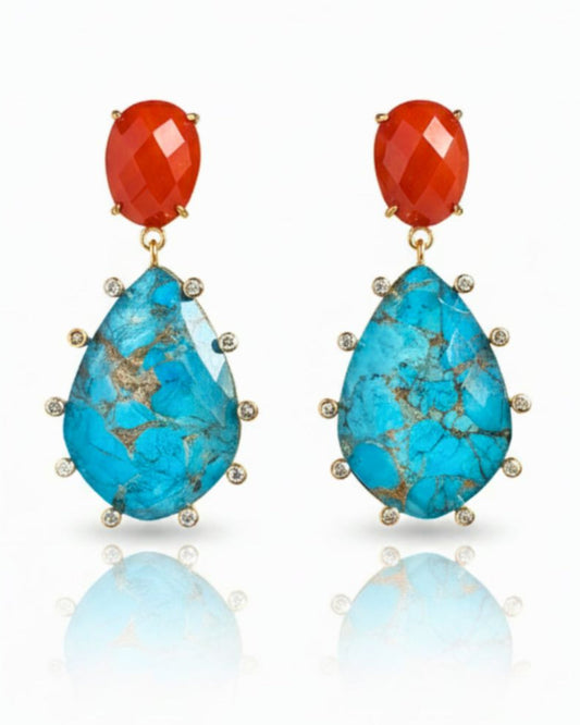 AMARI Ohrringpaar mit orangefarbenem Chalcedon, Türkis-Kristall-Doubletten und Topas-Akzenten auf spiegelndem Untergrund.