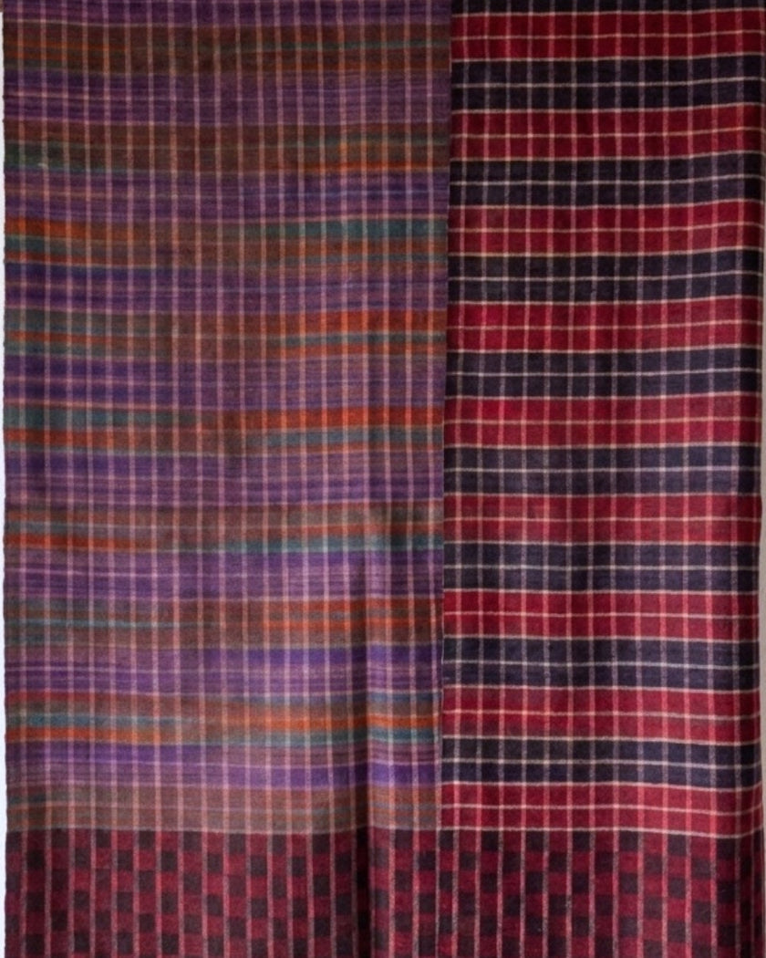 Die beiden Seiten des BALI Pashmina nebeneinander: rot-dunkle und violett-grün-orangefarbene Karos