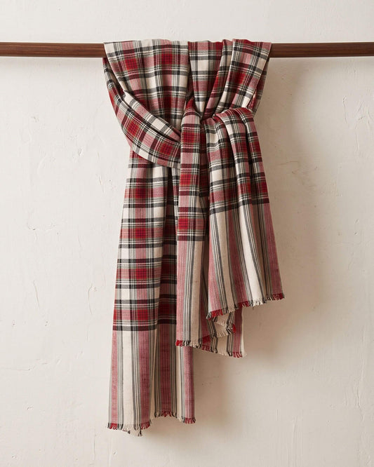 BLAIR Kaschmir-Schal im Schlaufenknoten an einer Holzstange, mit Tartan-Karos und kurzen Fransen.