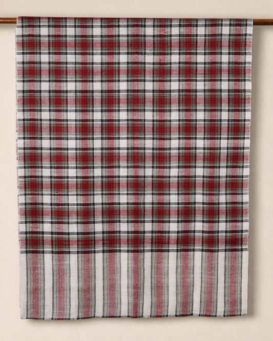 BLAIR Pashmina-Schal mit roten, cremefarbenen und dunkelgrünen Karos, über eine Holzstange gelegt.