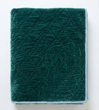 Load image into Gallery viewer, Emerald Celeste Samt Überwurfdecke – eine edle smaragdgrüne Samt-Steppdecke mit einer hellblauen Rückseite für luxuriösen Schlafkomfort.
