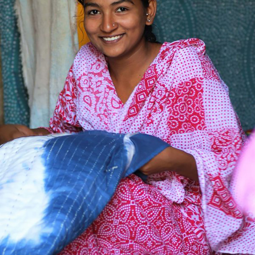 Ein Einblick in die traditionelle Herstellung der Indigo Shibori Decken – ethische Handarbeit von erfahrenen Kunsthandwerkerinnen.