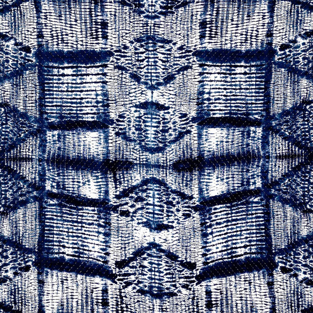 Ein Einblick in die traditionelle Herstellung der Indigo Shibori Decken – ethische Handarbeit von erfahrenen Kunsthandwerkerinnen.