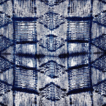 Bild in Galerie-Viewer laden, Ein Einblick in die traditionelle Herstellung der Indigo Shibori Decken – ethische Handarbeit von erfahrenen Kunsthandwerkerinnen.
