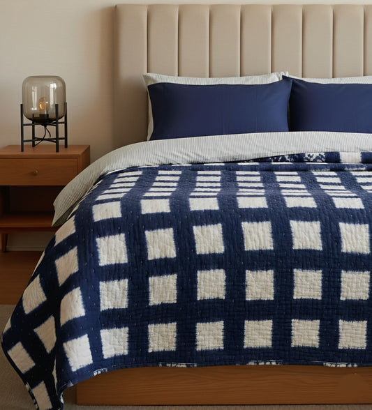 Indigo Shibori Wende-Decke – handgefertigter navy-blauer Quilt mit modernem Gitter-Batikmuster für ein stilvolles Schlafzimmer-Design.