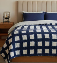 Bild in Galerie-Viewer laden, Indigo Shibori Wende-Decke – handgefertigter navy-blauer Quilt mit modernem Gitter-Batikmuster für ein stilvolles Schlafzimmer-Design.
