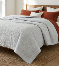 Bild in Galerie-Viewer laden, Die serene Kutch Nebel Decke in einem zarten Blassblau-Grau verwandelt Ihr Schlafzimmer in einen gemütlichen Rückzugsort voller Ruhe.
