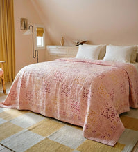 Bild in Galerie-Viewer laden, Kutch Decke in Pfirsich &amp; Apricot – handbestickte Tagesdecke aus reiner Baumwolle für ein helles, einladendes Schlafzimmer.
