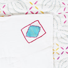 Bild in Galerie-Viewer laden, Detail der Verarbeitung und des Labels der Bombay Birds Kutch Decke – nachhaltig produziert und von höchster handwerklicher Qualität.
