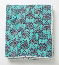 Bild in Galerie-Viewer laden, Lotus Türkis Wende-Decke – handbedruckter türkisfarbener Quilt aus Baumwolle mit kontrastierenden pinken Lotus-Motiven.
