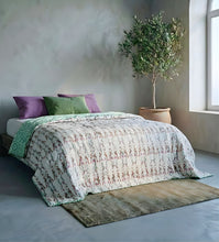 Bild in Galerie-Viewer laden, ORNITHO Wende-Decke – eine verspielte Baumwolldecke mit rotem Vogel-Blockprint und grüner Rückseite für ein naturnahes Schlafzimmer-Ambiente
