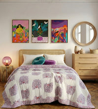 Bild in Galerie-Viewer laden, Peacock Pfau Wende-Decke – handgefertigter Blockprint-Quilt mit elegantem Pfauenmuster in Violett und Rosa für ein kunstvolles Schlafzimmer.
