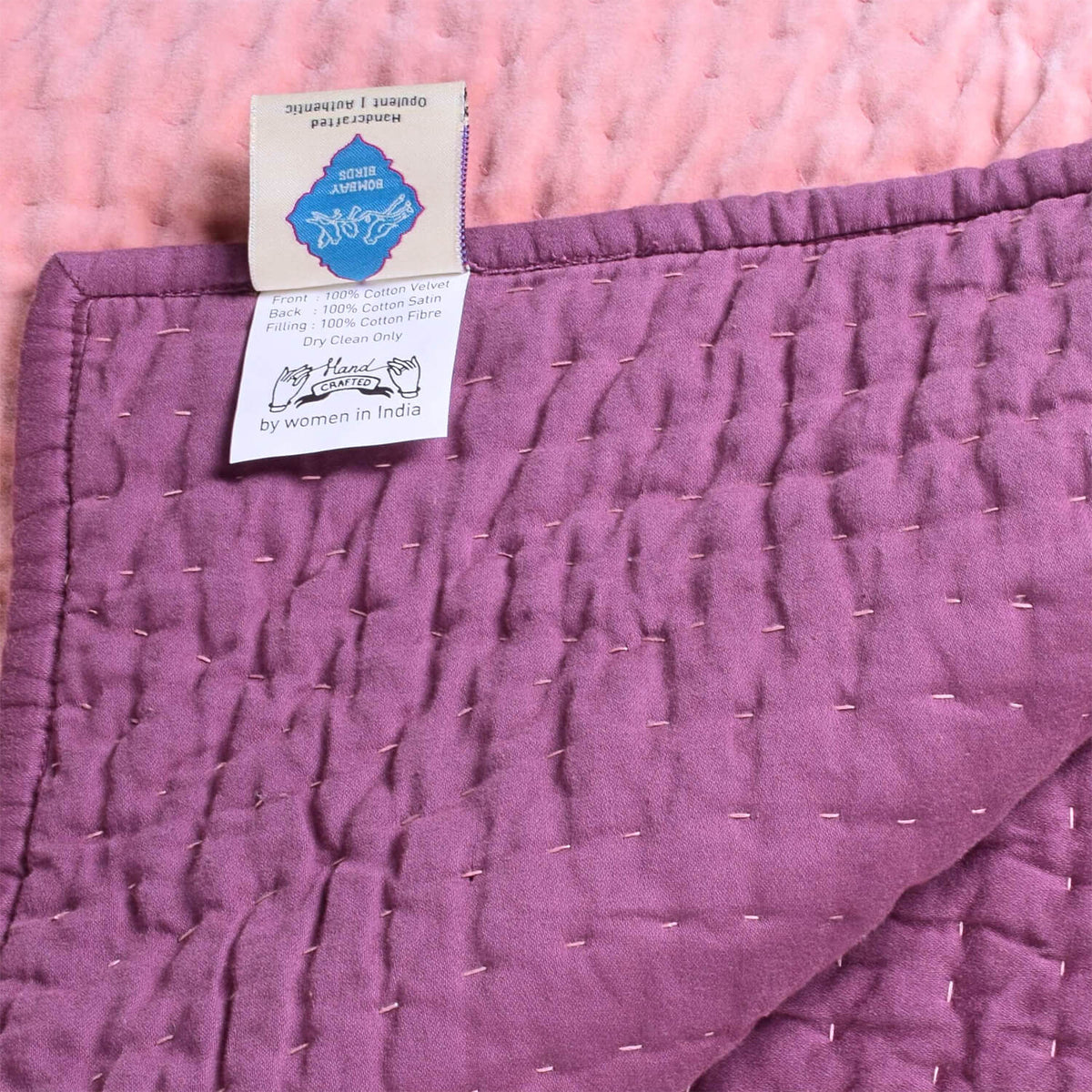 Das Bombay Birds Label auf der handgefertigten Samt-Bettdecke bürgt für höchste Qualität und nachhaltiges Kunsthandwerk aus reiner Baumwolle.