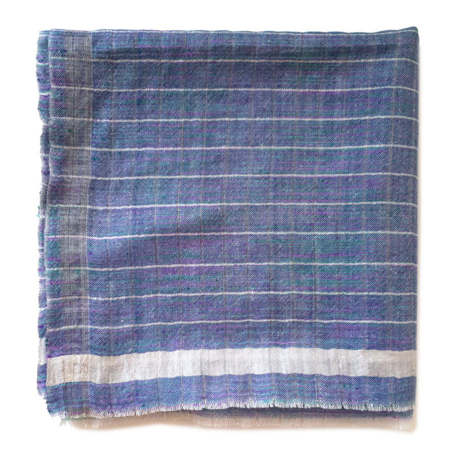 Blaues CHAYE Pashmina-Foulard gefaltet auf weissem Hintergrund, mit feinen hellen Karos, heller Bordüre und Fransen.