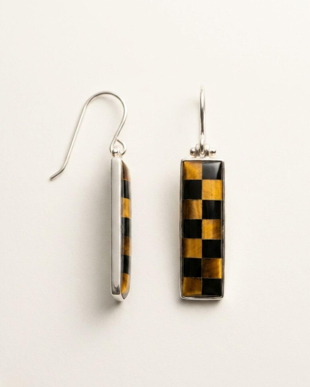 CLEO Ohrringe aus 925 Sterling Silber mit Onyx-Tigerauge-Mosaik in Vorder- und Seitenansicht.