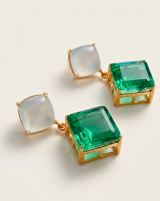 CUBE Ohrringpaar mit hellem Perlmutt und quadratischen grünen Onyx-Kristall-Doubletten in goldfarbenen Fassungen.