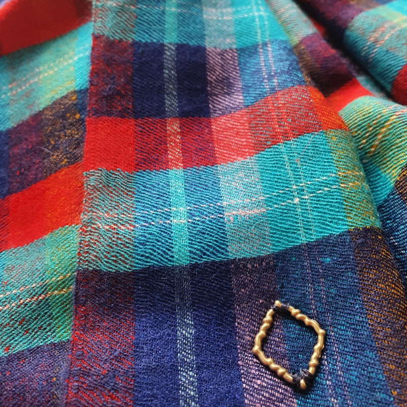 DARCI Kaschmir Schal aus Ladakhi Kaschmir, Nahaufnahme der Webstruktur mit türkisen, roten und blauen Karos.