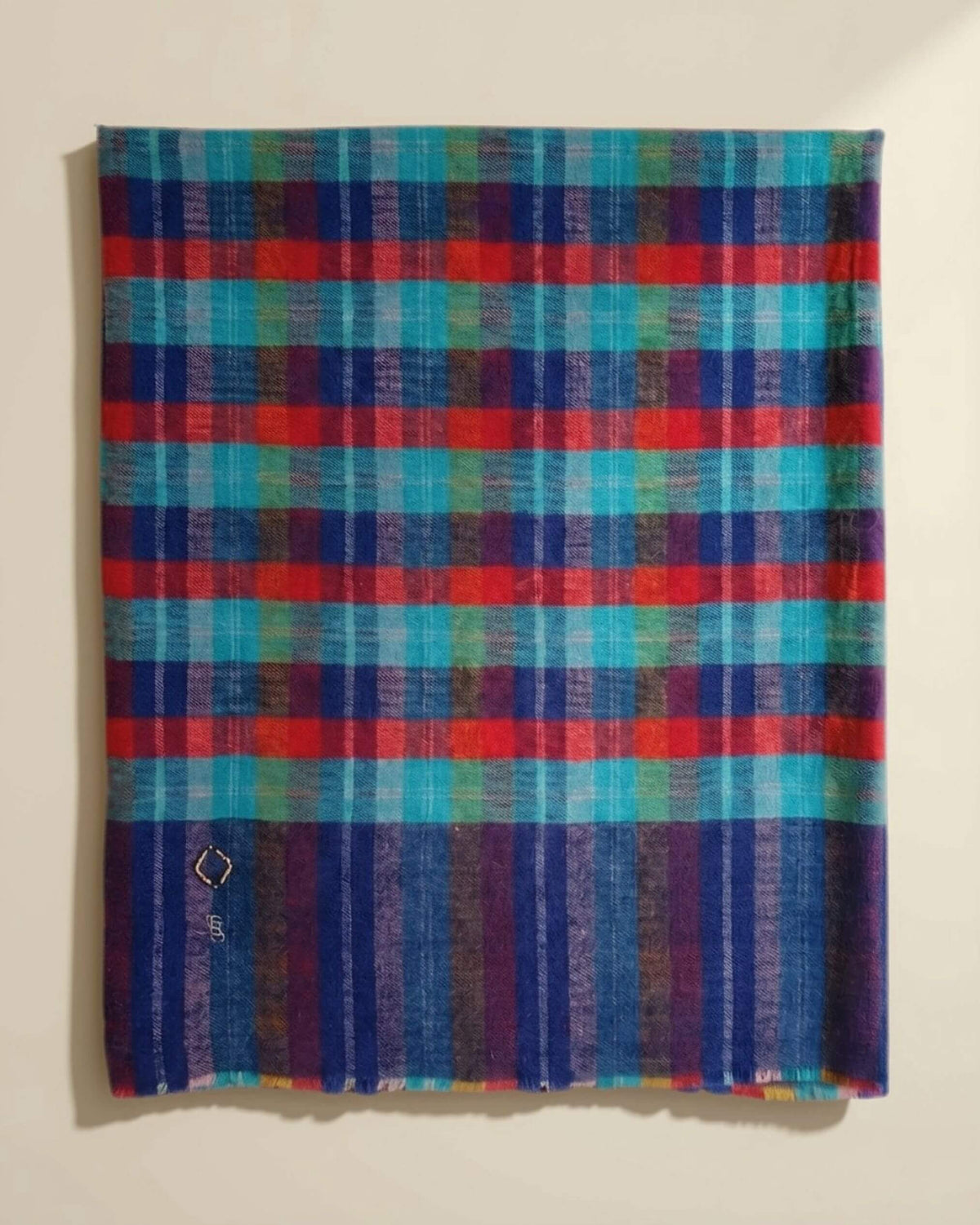 DARCI Pashmina aus Ladakhi Kaschmir, gefaltet mit Karos in Türkis, Blau und Rot sowie gestreiften Enden.