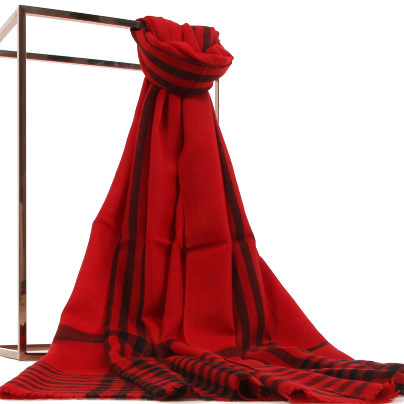 DIARMID Pashmina aus Ladakhi Kaschmir in Rot mit schwarzen Karolinien, über ein Metallgestell drapiert.
