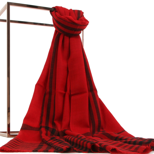 DIARMID Pashmina aus Ladakhi Kaschmir in Rot mit schwarzen Karolinien, über ein Metallgestell drapiert.