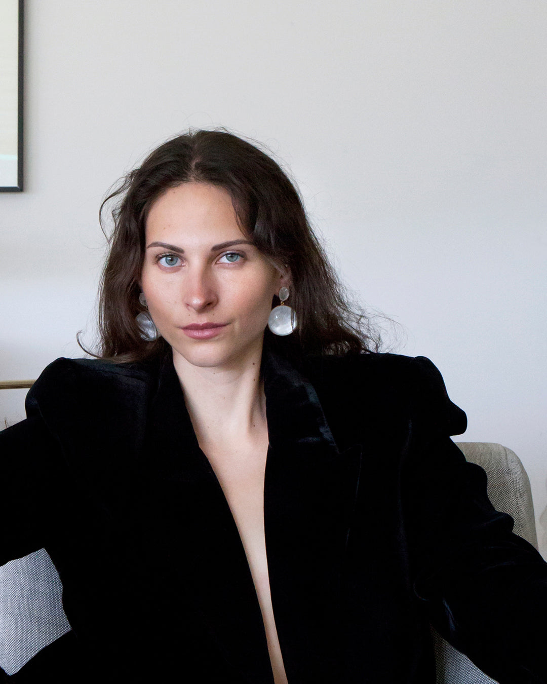 FINA Ohrringe mit runden Perlmutt-Kristall-Anhängern, von vorne getragen

