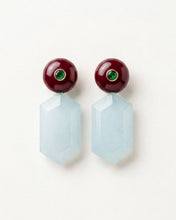 Charger l'image dans la visionneuse de la galerie, FREYA Ohrringe in Vorderansicht mit hellblauen Aqua-Chalcedon-Anhängern, rotem Jaspis und grünen Onyx-Einlagen auf hellem Hintergrund.

