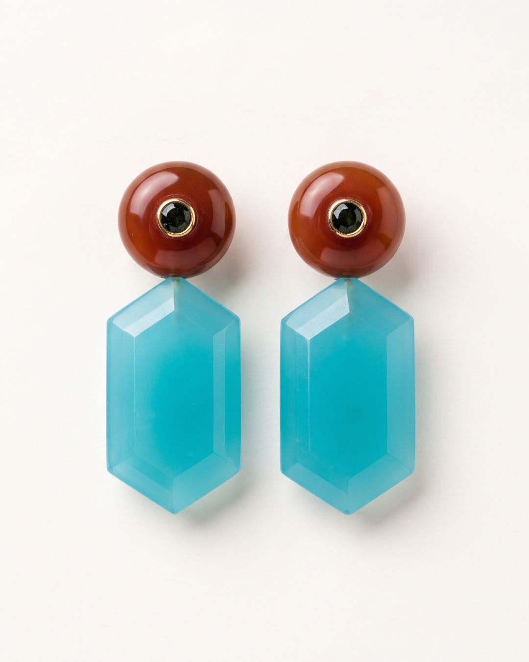FREYA Ohrringe mit sechseckigem Aqua-Chalcedon, runden roten Jaspis-Steckern und kleinen Onyx-Einlagen.