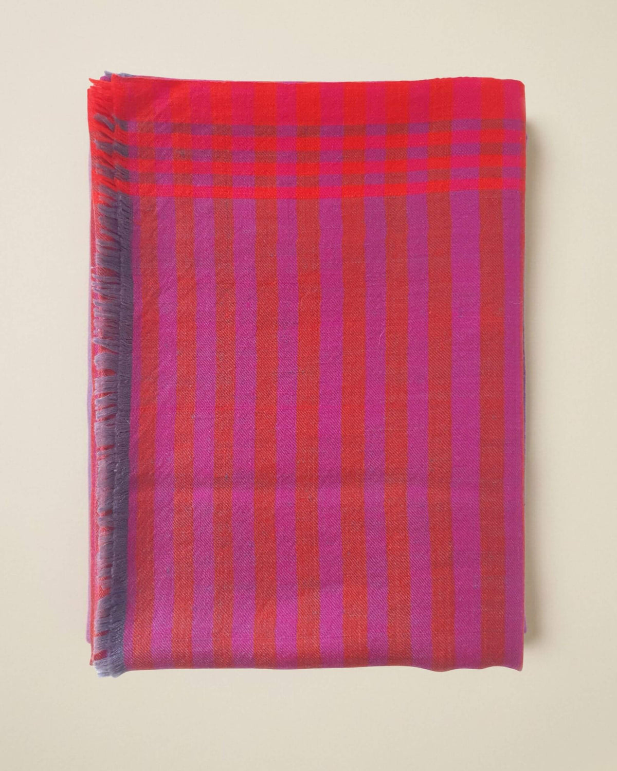 HARI Kaschmir Schal gefaltet, mit pink-orangen Streifen, violetten Linien und kariertem Rand.