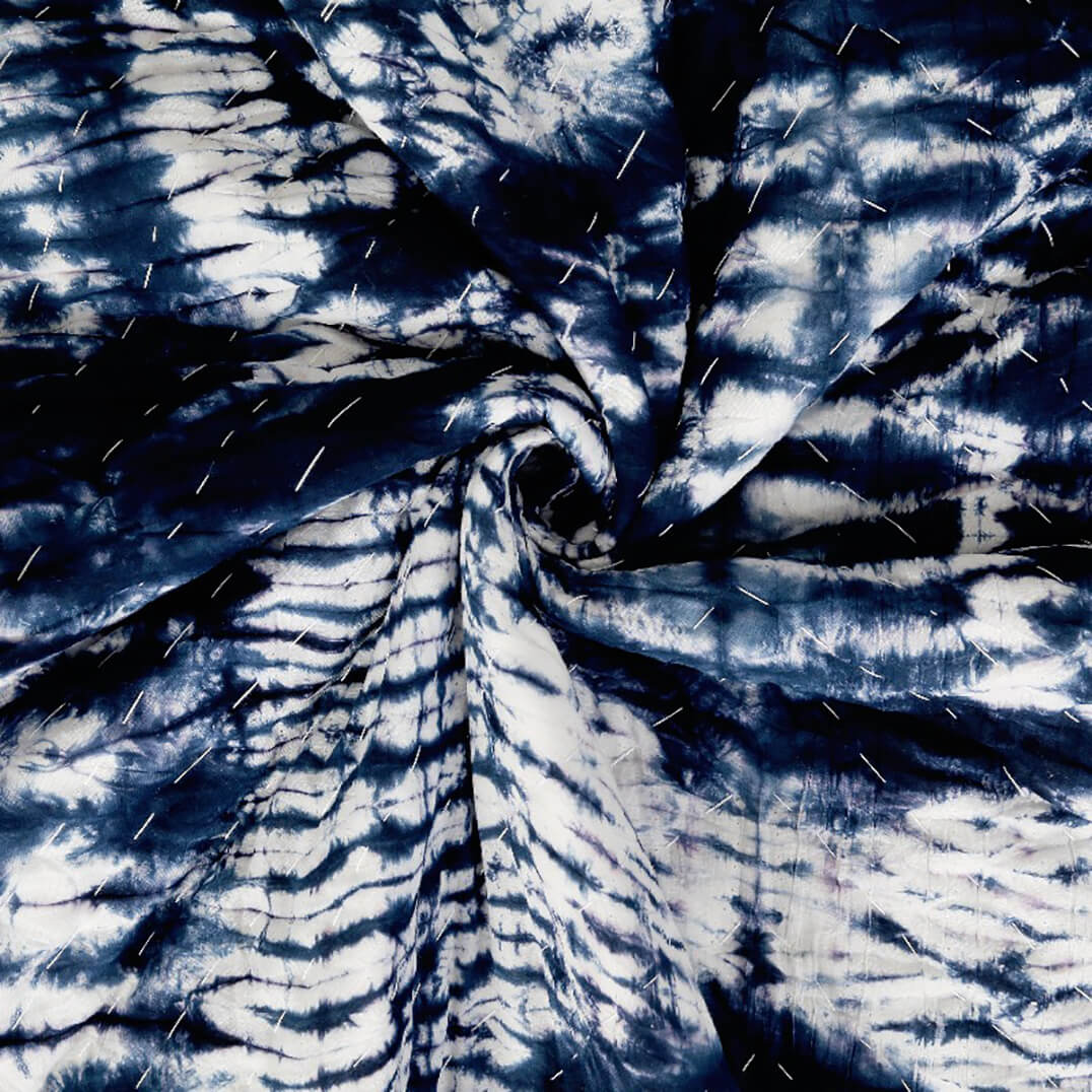 Nahaufnahme der weichen Baumwolltextur und der einzigartigen Farbabstufungen der Indigo Shibori Decke – atmungsaktiv und gemütlich.