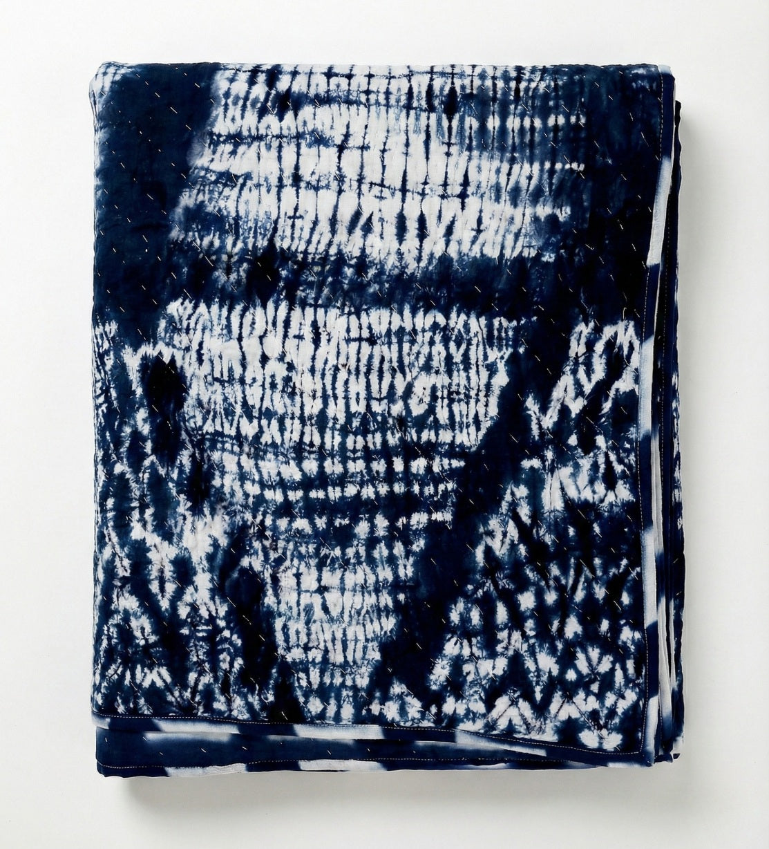 Kunstvoll gefalteter Indigo Shibori Quilt – zeigt die tiefgründigen Blautöne der traditionellen Batik-Handwerkskunst auf reiner Baumwolle.