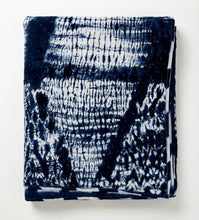 Bild in Galerie-Viewer laden, Kunstvoll gefalteter Indigo Shibori Quilt – zeigt die tiefgründigen Blautöne der traditionellen Batik-Handwerkskunst auf reiner Baumwolle.
