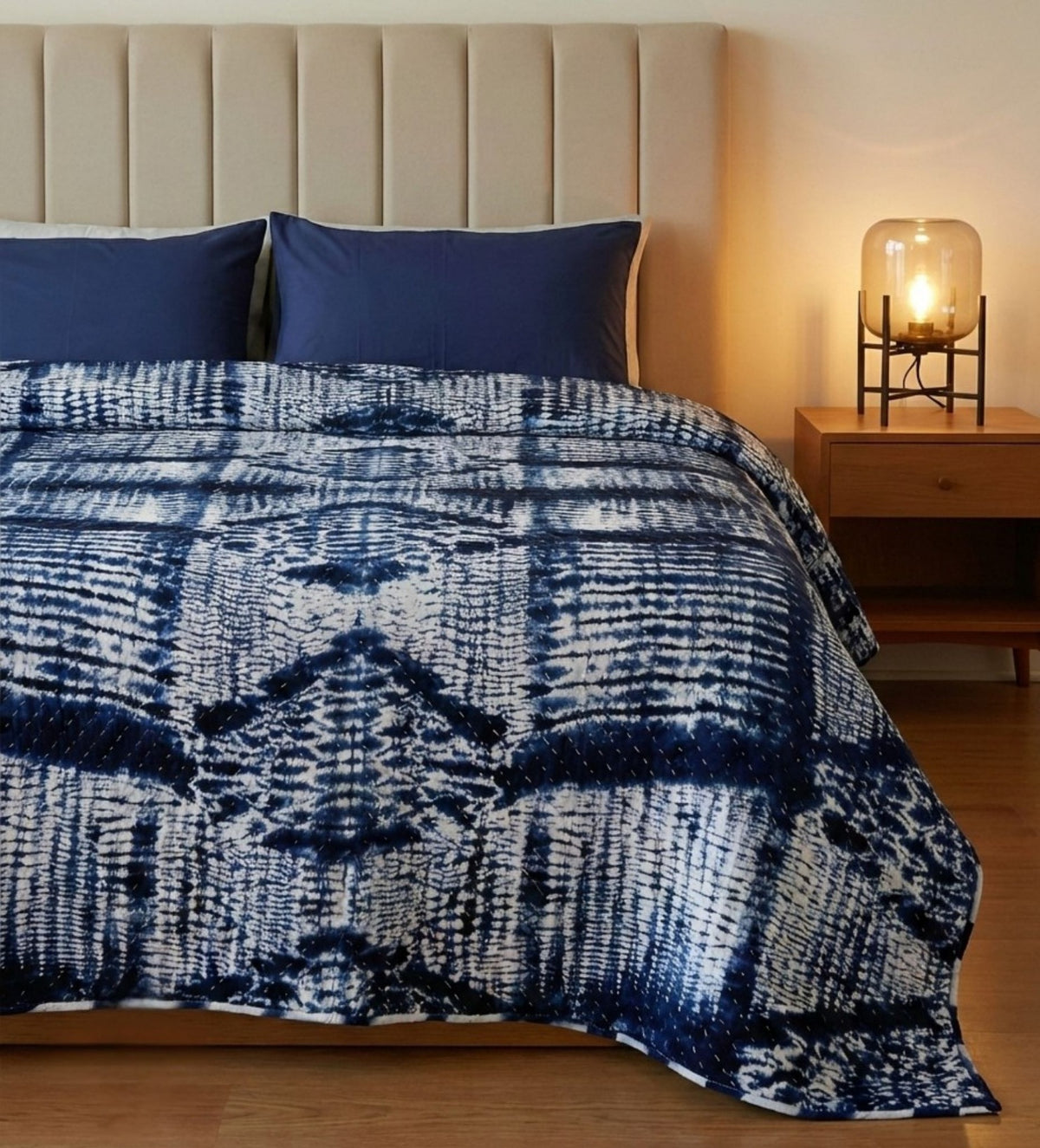 Die authentische Indigo Shibori Tagesdecke mit organischen Mustern – ein kunstvoller Akzent, der Ruhe und Tiefe in Ihren Raum bringt.