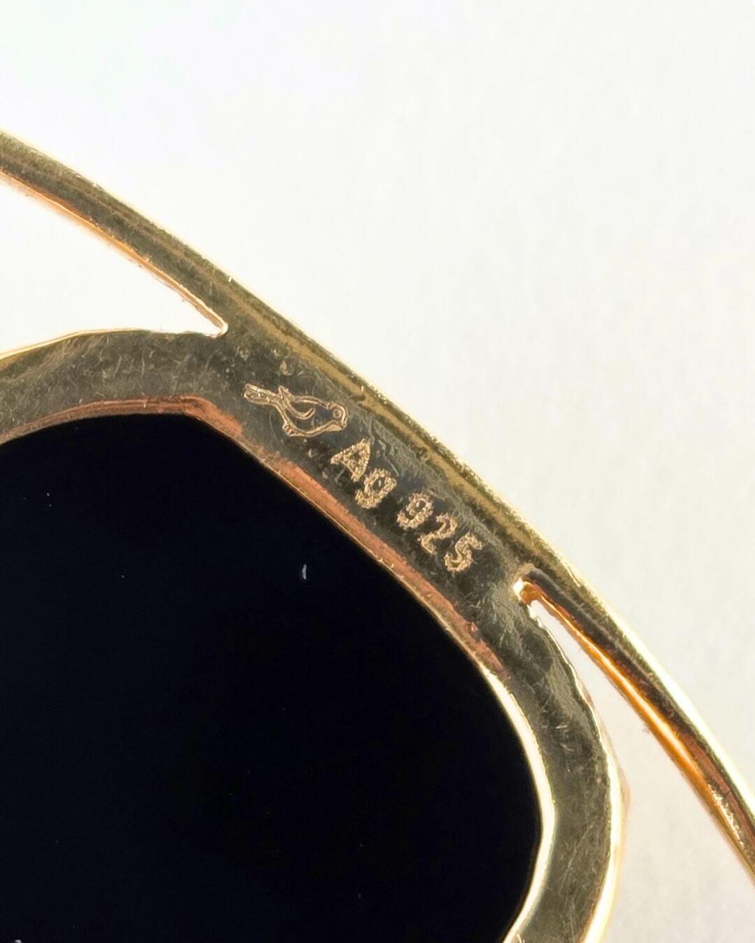 Nahaufnahme der Ag-925-Punze auf der Rückseite eines INDU Onyx-Ohrrings.
