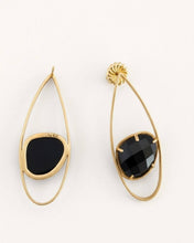 Charger l'image dans la visionneuse de la galerie, Vorder- und Rückansicht der INDU Onyx-Ohrringe mit goldfarbener Fassung und Steckverschluss.
