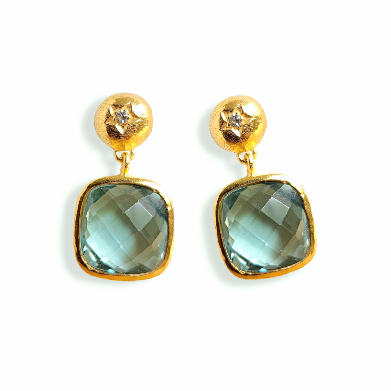 IZARE Ohrringe mit kissenförmigem grünem Amethyst und weissem Topas in goldfarbenen Steckern auf weissem Hintergrund.