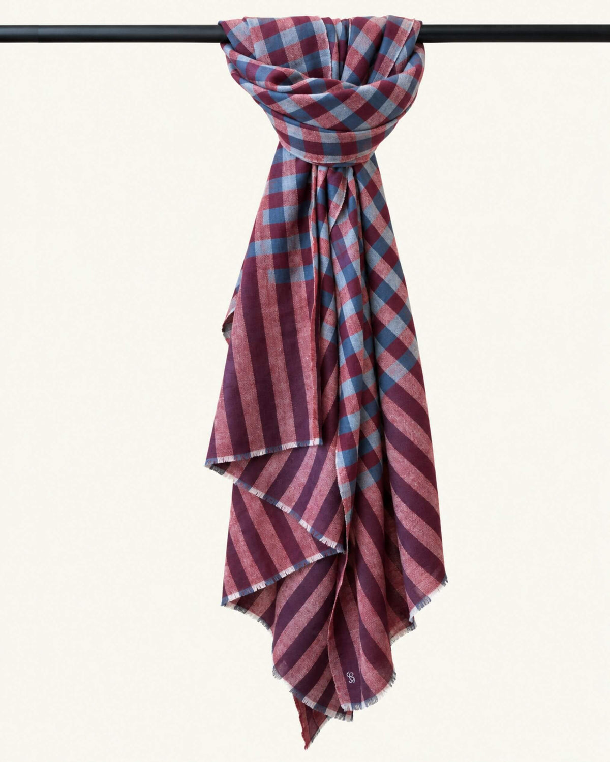 KARI Pashmina Kaschmir Schal in Blau Grau und Rot, locker drapiert mit gestreiften Enden.