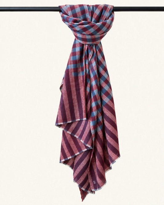 KARI Pashmina Kaschmir Schal in Blau Grau und Rot, locker drapiert mit gestreiften Enden.