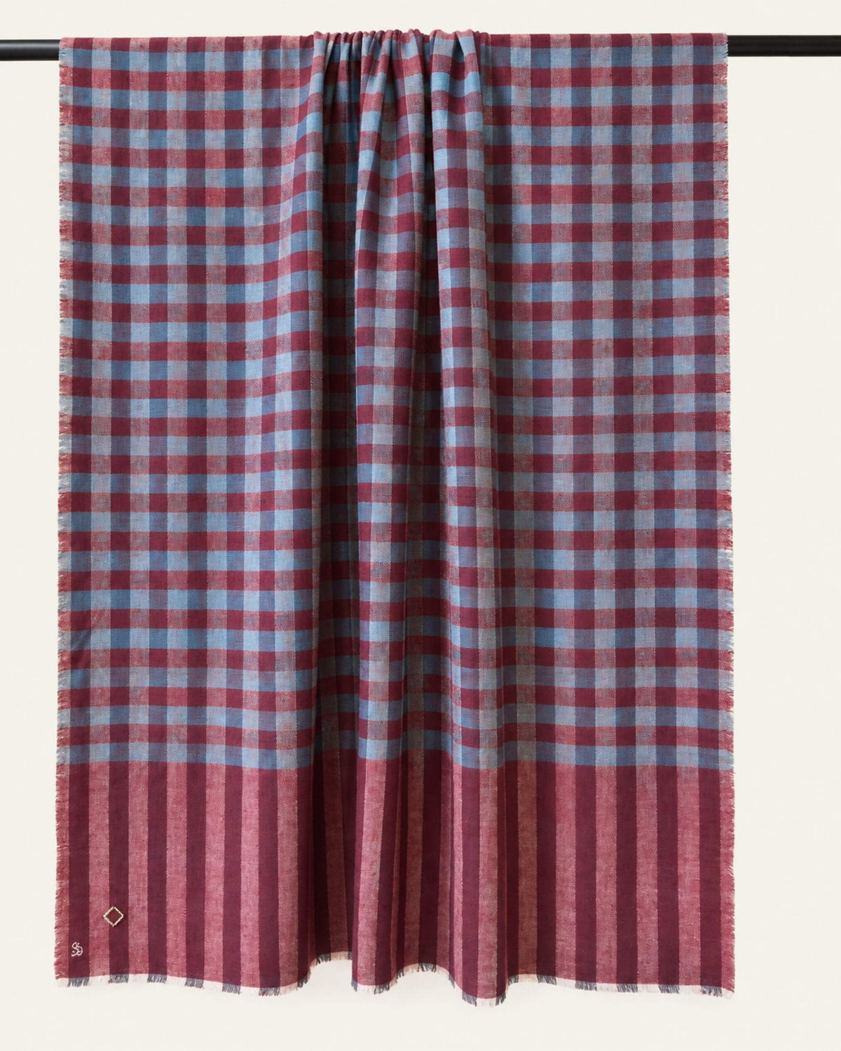 KARI Pashmina Kaschmir Schal in Blaugrau und Rot mit Karos und Streifenborden, ausgebreitet